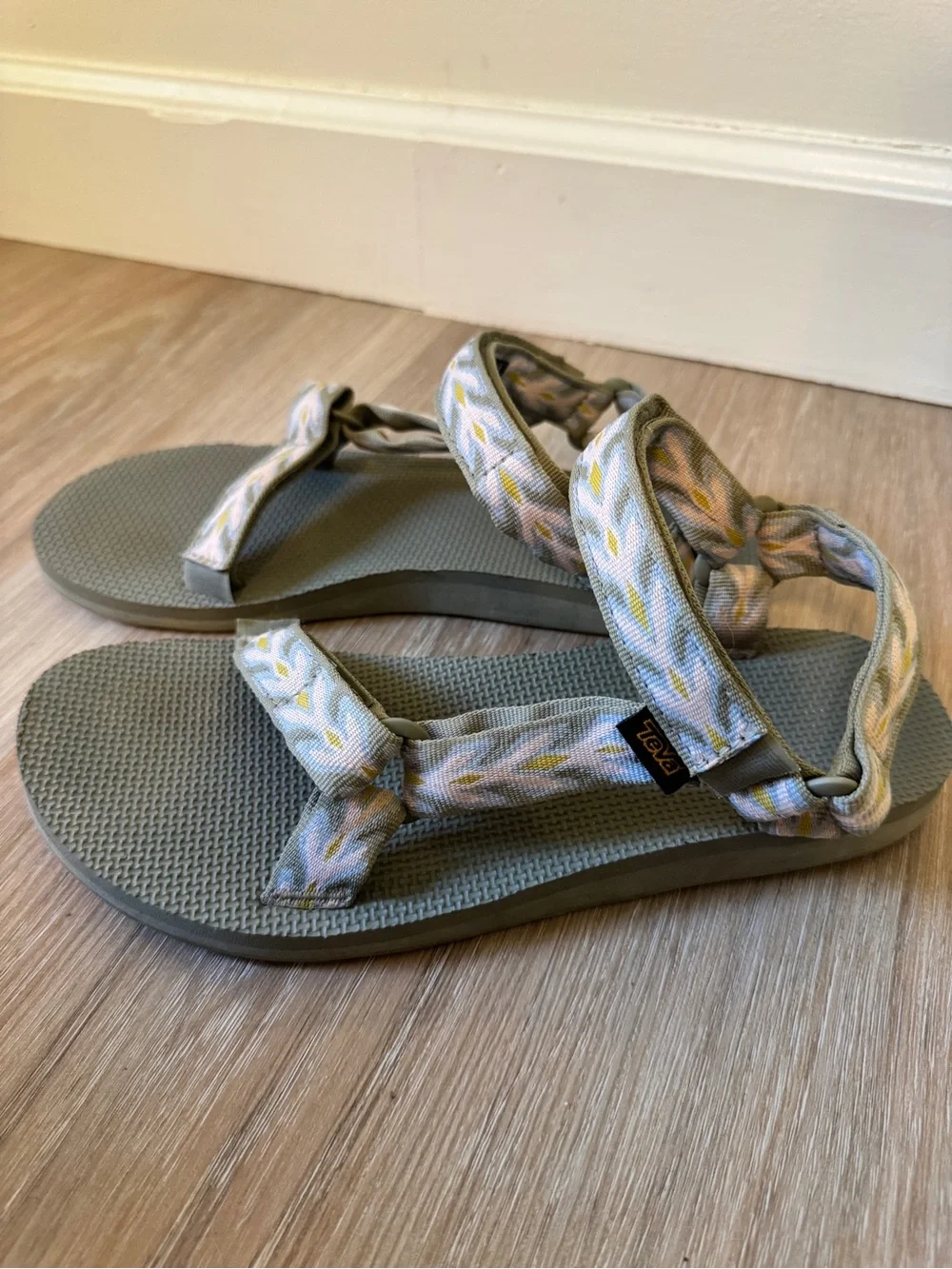 Teva Original Universal Sandals Women’s 9 Grey Pink Geometric Print